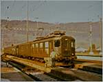 Die SBB Re 4/4 10216 erreicht mit ihrem Regionalzug nach Delémont den Bahnhof von Glovelier. Interessant an diesem Bild sind die extrem schmalen Bahnsteige.

Analog Bild vom 16.Jan. 1982