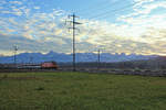 Zugsvielfalt bei Sonnenuntergang an der Bahnstrecke Bern-Thun: Einstöckiger Intercityzug (EW IV und frühere EC-Wagen Serie 20-90) Basel - Interlaken Ost, gestossen von einer Re 460. Wichtrach, 23.Nov.2020 