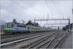 Die BLS Re 4/4 II 502 schiebt den BLS EW III RE von Zweisimmen nach Interlaken Ost durch den mittlerweile für Reisenden geschlossenen Bahnhof von Leissigen.