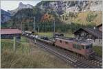 Die BLS Re 4/4 194 ist mit einem Autotunnel-Zug kurz nach der Abfahrt in Kandersteg auf dem Weg nach Goppenstein.