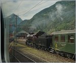 Schne Aussichten, wenn auch durch den ungewollten Spiegeleffekt der Panoramascheiben etwas getrbt: Eine Fahrt ber den Gotthard!  Die C 5/6 2978 stellt in Erstfeld den SRF Extrazug nach Biasca