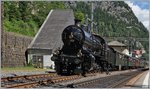 Die SBB C 5/6 2978 wartet mit ihrem SRF  Schweiz aktuell am Gotthard  Dampfzug in Göschenen auf das Wasserfassen und die Vorspannlok.