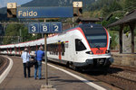 SBB/TILO: Die Bahnfotografen Peter Ackermann und Horst Lüdike beim gemeinsamen Fotografieren des TILO ETR 524 109 am 13.