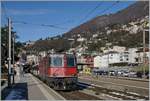 Die SBB Re 4/4 II 11164 wartet mit einem  Gotthard -IR in Locarno auf die Abfahrt Richtung Norden.