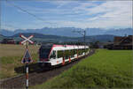 RABe 520 005 'Eschenbach' fährt auf der ungewöhnlich gebauten Seetalbahn die Rampe in den Patenort herunter. September 2024.