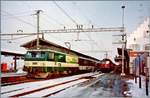 Die BT (Bodensee Toggenburg Bahn) Re 4/4 N° 96 (Re 456 096) ist mit einen Voralpenexpress (VAE) von Romanshorn nach Luzern unterwegs und konnte beim Halt in Pfäffikon SZ fotografiert werden.