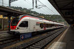 Der vierteilige Stadler FLIRT RABe 524 003 / ETR 524 003 „Tre Valli“ der TiLo (Treni Regionali Ticino Lombardia) am 02 August 2019, als RE von Milano Centrale nach Erstfeld. beim Halt im Bahnhof Bellinzona. 

Die TILO SA (Treni Regionali Ticino Lombardia) ist ein
Tochterunternehmen der SBB/CFF/FFS (Ferrovie federali svizzere) und der Trenord mit Sitz im schweizerischen Bellinzona. TILO betreibt den grenzüberschreitenden Regional- und S-Bahnverkehr im Tessin und der Lombardei. Für mich heute ungewöhnlich das dieser SBB/FFS-TILO Flirt als RE bis in die Deutschschweiz nach Erstfeld fuhr. Aber bis zum 4. April 2021 fuhr der TiLo als RE die Verbindung Erstfeld – Göschenen – Airolo – Biasca – Bellinzona – Giubiasco – Lugano – Mendrisio – Chiasso – Como San Giovanni – Monza – Milano Centrale. Dabei wurde über die wunderschöne Gotthardbergstrecke gefahren. 

Rollmaterial:
Die 23 vierteiligen (SBB RABe 524 001-019, Trenord RABe 524 201-204) und 17 sechsteiligen (SBB RABe 524 101-117) FLIRT sind als Zweisystemfahrzeuge auf den Regionalnetzen im Tessin und in der Lombardei im Einsatz. Diese Stadler FLIRT sind Zweisystem-Triebzüge (Zweispannungstriebzüge) mit Wechsel- und Gleichstromausrüstung sowie Zugsicherung für die Strecken in der Schweiz und in Italien. Sie besitzen luftgefederte Trieb- und Laufdrehgestelle. Ein durchgängiger Passagierraum, optimiert auf eine Bahnsteighöhe von 550 mm, ein hohes Beschleunigungsvermögen und der grenzüberschreitende Verkehrseinsatz sind drei der herausragenden Merkmale des Zuges. 

Baureihenbezeichnung in Italien:
Die italienische Klassifizierung hat im Gegensatz zur stets unveränderten Schweizer Klassifizierung eine komplexere Geschichte. Ursprünglich wurden die einzelnen Elemente als ALe 151, Le 152, Le 153 und ALe 154 bezeichnet. Diese Bezeichnung wurde jedoch nicht übernommen und bei der Zulassung durch das Akronym ETR 150 für den gesamten elektrischen Zug ersetzt. Jeder der vier Wagenkästen trugt eine aufsteigende Nummer, sodass der erste Zug aus den Elementen ETR 151.001, ETR 152.001, ETR 153.001 und ETR 154.001 bestannt.

Mit der Einführung der einheitlichen 12-stelligen Kennzeichnung wurde die Klassifizierung ETR 150 in ETR 524 geändert.

TECHNISCHE DATEN diese vierteiligen Varianten: 
Baujahre: 2007 / 2014
Spurweite: 1.435 mm (Normalspur)
Achsanordnung: Bo’2’2’2 Bo’ 
Länge über Kupplung: 74.078 mm
Drehzapfenabstand: 16.000 mm
Fahrzeugbreite:  2.880 mm
Fahrzeughöhe: 4.150 mm
Eigengewicht: 133 t
Achsabstand im Drehgestell: 2.700 mm (Motor- und Laufdrehgestell)
Triebraddurchmesser, neu:  860 mm 
Laufraddurchmesser, neu:  750 mm
Speisespannung: 15 kV AC / 3 kV DC 
Dauerleistung am Rad: 2.000 kW
Max Leistung am Rad: 2.600 kW
Anfahrzugskraft (bis 47 km/h):  200 kN 
Anfahrbeschleunigung:  1,2 m/s2
Höchstgeschwindigkeit: 160 km/h
Fußbodenhöhe: 570 mm (Niederflur am Einstieg) / 1.120 mm (Hochflur)
Einstiegstüren pro Seite: 6 (je 1.300 mm breit)
Sitzplätze: 28 (1.Klasse) / 135 (2.Klasse) + 19 Klappsitze 
Stehplätze (4 Pers./m²): 243
WC: 1 geschlossenes WC-System, Behindertengerecht
Bremse: Ch-C-pn-R-A-E-Mg

Quelle: Stadler Rail und Anschriften
