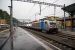 Die Railpool 187 003-9 (91 80 6187 003-9 D-Rpool) fährt am 02.08.2019 (bei Regen) mit einem mit FIAT Nutzfahrzeugen beladenen Flachwagen-Zug (Flachwageneinheiten der Gattung Laad…) durch den Bahnhof Bellinzona in Richtung Norden. 

Die TRAXX F160 AC3 LM wurde 2012 von Bombardier Transportation in Kassel unter der Fabriknummer 34937 gebaut.