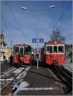 Während der Zug links im Bild Richtung Les Pléiades fahren wird, hat der CEV BDeh 2/4 74 Vevey als Ziel.