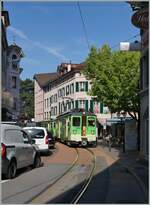 Der TPC BDeh 4/4 301 mit seinen Bt 352 auf der Fahrt nach Leysin sucht sich den engen Weg durch die Altstadt von Aigle.