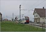 Der TPF Be 2/4 102/ B / ABe 2/4 102 nach Palézieux färht nach der Kreuzung mit dem Gegenzug  in La Verrerie weiter.