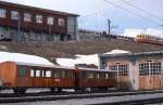 Im Mai 1981 sind die Rowanwagen 20 und 17 der Jungfraubahn vor dem Depot auf der Kleinen Scheidegg abgestellt