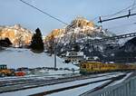 Seit der Eröffnung der Luftseilbahn Grindelwald Grund - Eigergletscher sind auf der WAB nur noch wenige Züge auf der Seite Grindelwald unterwegs. Meist sind es nur noch 3 Züge, wovon zwei Doppeltriebwagen+Doppeltriebwagen+Gelenksteuerwagen. Hier fährt im letzten Abendlicht der Zug Doppeltriebwagen 134+132+Gelenksteuerwagen 252 in Grindelwald Grund ein. 4.Februar 2026  