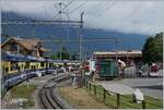 Blick auf den Bahnhof von Wilderswil bei der Einfahrt des R61/62 von Lauterbrunnen/Grindelwald - Interlaken Ost mit der Schynige Platte Strecke rechts im Bild und dem schmucken Empfangsgebäude links. 

8. August. 2024