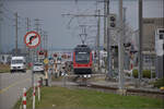Warten auf das Bierlisi. 

Be 4/8 111 'Jupiter' kommt von St. Urbahn nach Langenthal und fährt am Industriegebiet entlang. Februar 2026.