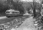 WB: Im Spätherbst 1986 kam es in Niederdorf zu einer einmaligen Aufnahme des BDe 4/4 2 (1953) mit zwei offenen Güterwagen. Zu dieser Zeit verkehrten auf der WB nur noch Personenzüge.
Foto: Walter Ruetsch 