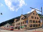 Entlang der Pass-Strasse trifft man auch auf das Hotel  Eidgenosse  in Oberdorf, wo man sich - heute ganz natürlich und so wunderbar im Einklang mit dem Hotelnamen - thailändisch verpflegen