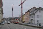 Ein WB Zug ist bei Niederdorf auf dem Weg nach Waldenburg und Kräne deuten schon auf den bevorstehenden Streckenumbau (Spurwechsel) hin.