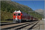 Der RhB Bernina-Bahn ABDe 4/4 III 51 mit einem Regionalzug in Bernina Suot.