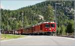 Die RHB Gem 4/4 801 mit einem Personenzug nach St.