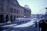 Ehemalige Vereinigte Bern-Worb-Bahnen VBW, Bern Kornhausplatz - Bolligen - Worb-Linie: Zug mit Triebwagen 36 und Steuerwagen 82 (später 242) auf dem verschneiten Kornhausplatz, 8.Februar 1969 