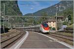 Lokführer und Reisende geniessen die Fahrt über die Gotthard Bahn  Panorama -Strecke auf ihrer Fahrt in den Süden.