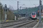 Ein SBB RABe 503  Pinocchio  nach Milano fährt durch den Bahnhof von Mülenen.