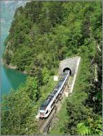 Ein Zuger-Stadtbahnflirt zwischen Fluelen und Sissikon.