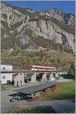 Der Region Alps Nina RABe 525 041 ist bei Sembrancher auf dem Weg von Le Châble nach Martigny und fährt über die 370 Meter lange Sembrancher Brücke.