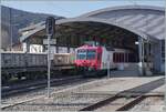 Der kleine Endbahnhof Le Brassus im Vallée de Joux bot an diesem Tag eine erstaunliche Fahrzeugvielfalt: Das begann bereits damit, dass der Regelpendelzug Domino infolge der auf dem gleiche Gleis