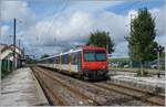 Frasne, der SBB NPZ RBDe 522 wartet mit seinem Pendelzug auf die Rückfahrt nach Neuchâtel; auf Jahresende 2019 verlor der bunte Zug die Betriebszulassung in der Schweiz, seither wird ein