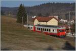 Der TRAVYS RBDe 567 174 (94 85 7567 174-8)  Fleurier  des sogenannte  Schülerzug  schiebt seinen durch die hüglige Juralandschaft nicht mehr zu sehenden B und Abt als Regionalzug 6009 nach