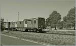 Das Bild könnte gut sechzig Jahre alt sein: Im Sommer 1963 wartet der SBB Dm 2/4 1692 mit einem kurzen Güterzug von Etzwilen nach Singen in Ramsen auf den Gegenzug, wohl eine Bm 4/4 mit einem Personenzug von Singen nach Etzwilen. Der Dieseltriebwagen wurde 1930 als Fm 2/4 18601 in Dienst gestellt, 1961 umgebaut und zum Dm 2/4 1692. Nachdem er am 29.12.1971 die letzte (Sonder)-Fahrt zwischen Etwilen und Singen absolvierte, übernahm die EBT (später RM heute BLS) den Triebwagen ohne Motor und Generator und nutzte ihn als Hilfswagen. Seit einigen Jahren gehört er der SEHR&RS. Das Bild entstand in Tat und Wahrheit am 18. Juni 2023 in Ramsen.