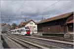 Der TPF ABe 2/4 / BBe 2/4  Sud Express  wartet in Châtel St-Denis auf den (SEV) Bus von Palézieux.