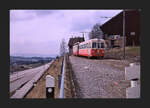 Forchbahn auf der Forch, die ehemalige Komposition Steuerwagen 105 mit Triebwagen 14. Die Steuerwagen 102-108 stammen aus den Jahren 1967/68, die Triebwagen 11-16 (BDe4/4) von 1959-66 (SWS/MFO 2.Generation) . 25.März 1970 
