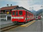 Der MIB BDe 4/4 11 wartet im MIB Bahnhof von Meiringen auf die Abfahrt nach Innertkirchen.