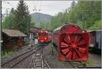 Der RhB Bernina Bahn ABe 4/4 I N° 35 der Blonay Chamby Bahn und die Dampfschneeschleuder Xrot 1052 verbreiten in Chaulin Bernina-Bahn Ambiente.