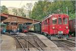 Während im Vordergrund der Bernina Bahn ABe 4/4 N° 35 das Bild dominiert, zeigt sich im Hintergrund neben der Gastlok Ge 4/4 182 (Bernina Krokodil) die mächtige G2x 3/3 102.