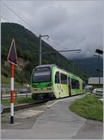 Der TPC (ASD AOMC) Beh 2/6 545 ist als Regionalzug von Aigle nach Champéry unterwegs und macht einen Halt auf Verlangen bei der kleinen Haltestelle St-Triphon-Village.