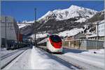 Ein SBB RABe 501  Giruno  rollt leise durch den verschneiten Bahnhof von Airolo in Richtung Süden.