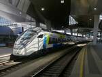 Der Triebzug RABe 501 93 85 0501 044-8 CH-WSTBA, (genannt Smile) der WESTbahn, h�lt im Hauptbahnhof Wien. 03.05.2026