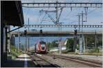 Auf der Jurasüdfuss Strecke Lausanne - Biel/Bienne ist der Fernverkehr fest in der  Hand  der SBB RABe 500 ICN. Doch durch die baubedingte Streckensperrung der Strecke Fribourg - Bern verkehren zur Entlastung der planmässigen ICN Züge pro Tag zwei zusätzliche Zugspaare von Neuchâtel nach Lausanne und zurück. In der Regel wird eines dieser Zugspaare mit zwei RABe 502  Twindexx  gefahren. Das Bild zeigt den hier sonst auf dieser Strecke kaum zu sehenden Twindxx Zug mit den RABe 502 225 und den RABe 502 402  Biel/Bienne  als IR 30071 von Lausanne nach Neuchâtel bei der Durchfahrt in Chavornay.

5. Juli 2025
