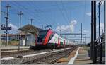 Auf der Jurasüdfuss Strecke Lausanne - Biel/Bienne ist der Fernverkehr fest in der  Hand  der SBB RABe 500 ICN. Doch durch die baubedingte Streckensperrung der Strecke Fribourg - Bern verkehren zur Entlastung der planmässigen ICN Züge pro Tag zwei zusätzliche Zugspaare von Neuchâtel nach Lausanne und zurück. In der Regel wird eines dieser Zugspaare mit zwei RABe 502  Twindexx  gefahren. Das Bild zeigt den hier sonst auf dieser Strecke kaum zu sehenden Twindxx Zug mit den RABe 502 225 und den RABe 502 402  Biel/Bienne  als IR 30071 von Lausanne nach Neuchâtel bei der Durchfahrt in Chavornay.

5. Juli 2025