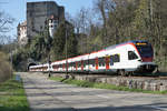 S 3 Olten-Porrentruy mit Doppeltraktion RABe 523 Flirt beim Passieren der Ruine Pfeffingen am 31.