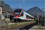 TILO Flirts RABe 524 gehören seit einigen Jahren auf Treniatlia- oder Trenordstrecken zum alltäglichen Betriebsgeschehen. Aber ein TILO Flirt im Piemont, genauer gesagt in Domodossola, ist dann doch eine Seltenheit. Der SBB TILO RABe 524 102 (UIC 94 85 0 524 012-7 CH-FFS) nun mit einem gehoben Stromabnehmer in den Gleichstromteil des Bahnhofs von Domodossola. Allem Anschein nach ist der Triebwagenzug auf Probefahrt. 

22. August 2025 