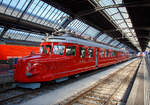 Der RAe 4/8 1021  roter Pfeil Churchill  stand am 06.06.2015 im Zürcher Hauptbahnhof zu einer  Kulturreise  bereit, es war ein echtes Highlight im HB Zürich.

Der RAe 4/8 1021, auch bekannt als roter Pfeil Churchill, ist ein Doppel-Triebwagen der Schweizerischen Bundesbahnen (SBB), der anlässlich der Schweizerischen Landesausstellung 1939 gebaut wurde. Dadurch, dass er 1946 genutzt wurde, um Winston Churchill als Staatsgast durch die Schweiz zu fahren, ist er bis heute als „roter Churchill-Pfeil“  bekannt.

Der als anmietbarer Ausflugszug konzipierte „Churchill-Doppelpfeil“ verfügt über eine Minibar in der Fahrzeugmitte. Da er nie als konventioneller Reisezug, sondern stets als Charterzug vorgesehen war, verfügte er von jeher nur über eine  Wagenklasse  in Form von 28 Vierertischen, die zusammen 112 Gästen Platz bieten. Im Dreiklassen-System bis 1956 trugen die Doppelpfeile die Baureihenbezeichnung RBe, was auf die zweite Klasse hinwies. Mit dem Wegfall der dritten Klasse wurden die Doppelpfeile ohne irgendwelche Änderungen an der Ausstattung in die erste Klasse (RAe) hochgestuft. Als historisches Fahrzeug trägt er heute noch die historische Baureihenbezeichnung.

Die Landesausstellungen dienten jeweils als Leistungsschau, an der Schweizer Institutionen und Unternehmen die Leistungsfähigkeit des Landes zur Schau stellten. Für die Landi 1939 entwarf die Schweizer Rollmaterialindustrie unter Leitung der Schweizerischen Lokomotiv- und Maschinenfabrik (SLM) in Winterthur, einen «Roten Doppelpfeil», in Anlehnung an die «Roten Pfeile» (RAe 2/4). Am Bau des Fahrzeugs beteiligten sich neben der SLM auch die Schweizerische Waggonfabrik Schlieren (SWS), Brown, Boveri & Cie (BBC), die Maschinenfabrik Oerlikon (MFO) und die Société Anonyme des Ateliers de Sécheron (SAAS).

Aus der Zusammenarbeit entstand der hochgezüchtete Schnelltriebwagen Re 4/8 301, der im Mai 1939 in Dienst gestellt wurde und eine theoretische Höchstgeschwindigkeit von 150 km/h aufwies, die damals allerdings nirgendwo auf dem Schweizer Schienennetz ausgefahren werden konnte.

Ab 1941 wurde der Doppelpfeil für den Charterverkehr freigegeben, die Reisegeschwindigkeit, die damals schon 100 km/h nicht überschritt, gilt bis heute unverändert, als für Passagiere noch komfortable Höchstgeschwindigkeit. 1944 erhielt der Doppelpfeil die Baureihenbezeichnung RBe 4/8. Zwei Jahre später kündigte sich mit Sir Winston Churchill hoher Besuch in der Schweiz an und der Doppelpfeil mit der damaligen Nummer 301 wurde im September 1946 zur Beförderung des Staatsgastes eingesetzt. Seit diesem legendären Einsatz ist dieser Zug kaum mehr unter seinen zahlreichen Typenbezeichnungen, sondern als  roter Pfeil Churchill  bekannt. Seine offizielle Bezeichnung änderte sich bereits 1948 wieder, der Doppelpfeil RBe 4/8 erhielt die Betriebsnummer 651 und 1959 erhielt er die Betriebsnummer  RAe 4/8 1021.

Im Jahr 1979 wurde der «Churchill-Pfeil» einer Hauptrevision unterzogen, anlässlich der Wiederinbetriebnahme erlitt das Fahrzeug allerdings einen Brandschaden und wurde abgestellt. Man versuchte den nicht betriebsfähigen 1021 unter anderem als historisches Fahrzeug im Verkehrshaus in Luzern unterzubringen.

Da dies nicht gelang, wurde das defekte Fahrzeug über die Jahre an verschiedenen Orten abgestellt, ehe es im März 1985 zum Schrottwert an den privaten Interessenten Intraflug verkauft wurde. Der Besitz der Intraflug gelangte durch deren Verkauf 1994 an das Reisebüro Mittelthurgau, einer Tochtergesellschaft der Mittelthurgaubahn (MThB). Der MThB gelang im September 1996 die erneute Inbetriebnahme des «Churchill-Doppelpfeils», der im Auftrag der MThB durch die Werkstätte Samstagern der Südostbahn (SOB) aufgearbeitet wurde. Das als RAe 4/8 1021 restaurierte Fahrzeug erhielt die MThB-UIC-Bezeichnung RAe 506 605.

Mit dem Konkurs der Mittelthurgaubahn, deren Konkursmasse 2002 weitgehend von den SBB übernommen wurde, kam das historische Fahrzeug wieder zurück zu den SBB. Ende 2004 wurde das Paradefahrzeug vollständig revidiert und steht seither allen Interessenten als Charterfahrzeug für Fahrten durch die Schweiz zur Verfügung. 

Technische Daten:
Spurweite: 1.435 mm (Normalspur)
Achsfolge:  2'Bo'+Bo'2'
Höchstgeschwindigkeit: 150 km/h
Reisegeschwindigkeit:  100 km/h
Leistung:  835 kW
Länge über Puffer:  46.200 mm
Breite:  2.905 mm
Höhe:  3.750 mm
Gewicht:  93 t

Es gab noch die 1953 gebauten Rote Doppelpfeile RAe 4/8 1022–1023 diese waren aber nicht genau Baugleich und sind leider nach Schäden bereits verschrottet.