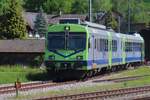 VPM 566 241 steht am 18 Mai 2025 ins Bahnhof von Sümiswald-Grünen und tragt noch die BLS-Farben. Einige Monate zufor hatten die BLS die letzte Triebzüge der Reihe 566 ausgemüsterd und die 566 241 an die VPM geschenckt. 