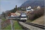 Der MOB ABe 4/4 9301  Alpina  ist bei Planchamp mit einem Regionalzug von Zweisimmen nach Montreux unterwegs.