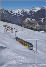 Der BLM Be 4/6 102  Mönch  ist auf dem Weg von der Grütschalp nach Mürren und konnte auf etwa der halben Strecke zwischen der Grütschalp und Winteregg fotografiert werden.
