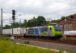 Die BLS Cargo 010, Re 485 010-3 (91 85 4485 010-3 CH-BLSC) fährt am 08.06.2021 mit einem KLV/CargoBeamer Alpinzug Domodossola- Kaldenkirchen, durch Betzdorf (Sieg) in Richtung Köln.
